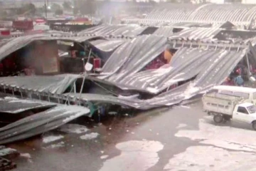 மெக்சிகோவில் ஆலங்கட்டி மழையால் சின்னாபின்னமான சூப்பர் மார்க்கெட்