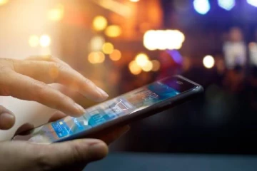 தனது கணவரின் செல்போனை உளவு பார்த்த பெண்ணிற்கு நேர்ந்த கதி!