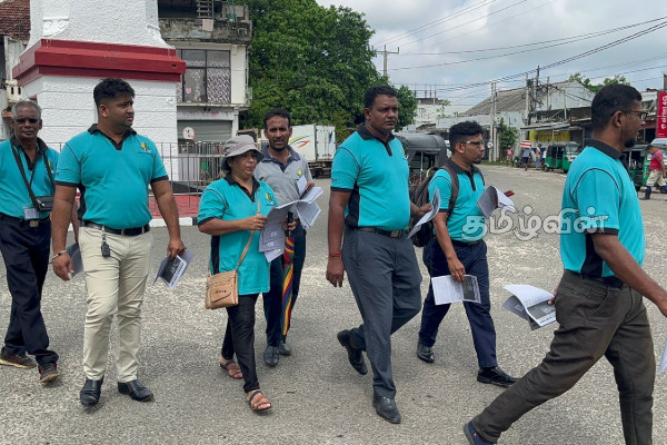 திருகோணமலையில் ஊடகவியலாளர்களினால் துண்டுப்பிரசுரம் விநியோகம் (Video) | Pamphlet Distribution By Journalists Trincomalee