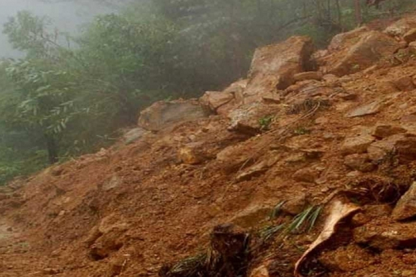 மண்மேடு சரிந்து விழுந்ததில் போக்குவரத்து பாதிப்பு | Traffic Affected Due Collapse Of The Earthen Mound