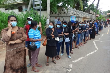 හර්තාල් දිනයේ නගර දෙකක් යා කරමින් මිනිස් දම්වැලක් සාදා සිදු කරන අපූරු විරෝධතාවය..(PHOTOS)
