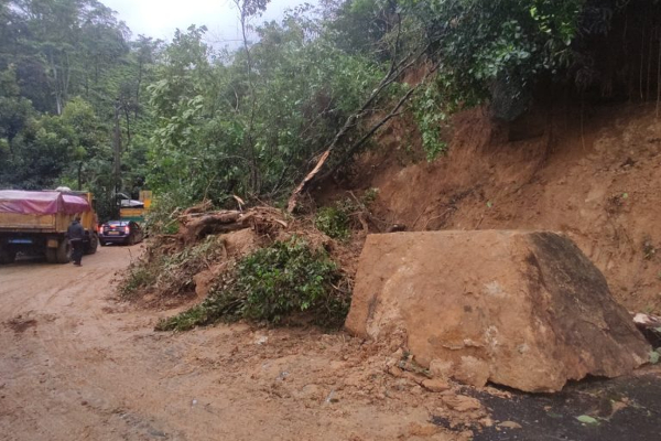 විදුලි බිඳ වැටීම්, ගංවතුර,නායයෑම් වලින් ජනතාවට දැඩි බලපෑම් (VIDEO)(PHOTOS) | Critical Weather Condition In Sri Lanka