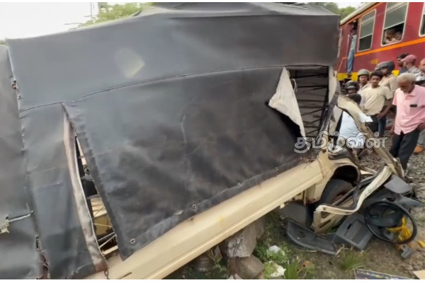 கொழும்பில் இருந்து யாழ். சென்ற தொடருந்துடன் மோதிய வாகனம் | Accident On The Vavuniya Mannar Main Road