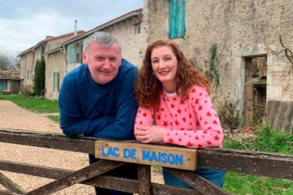 1 வீட்டை விற்று மொத்த கிராமத்தையே வாங்கிய தம்பதி - என்ன காரணம்? | England Couple Bought Entire Village For 3 Crores