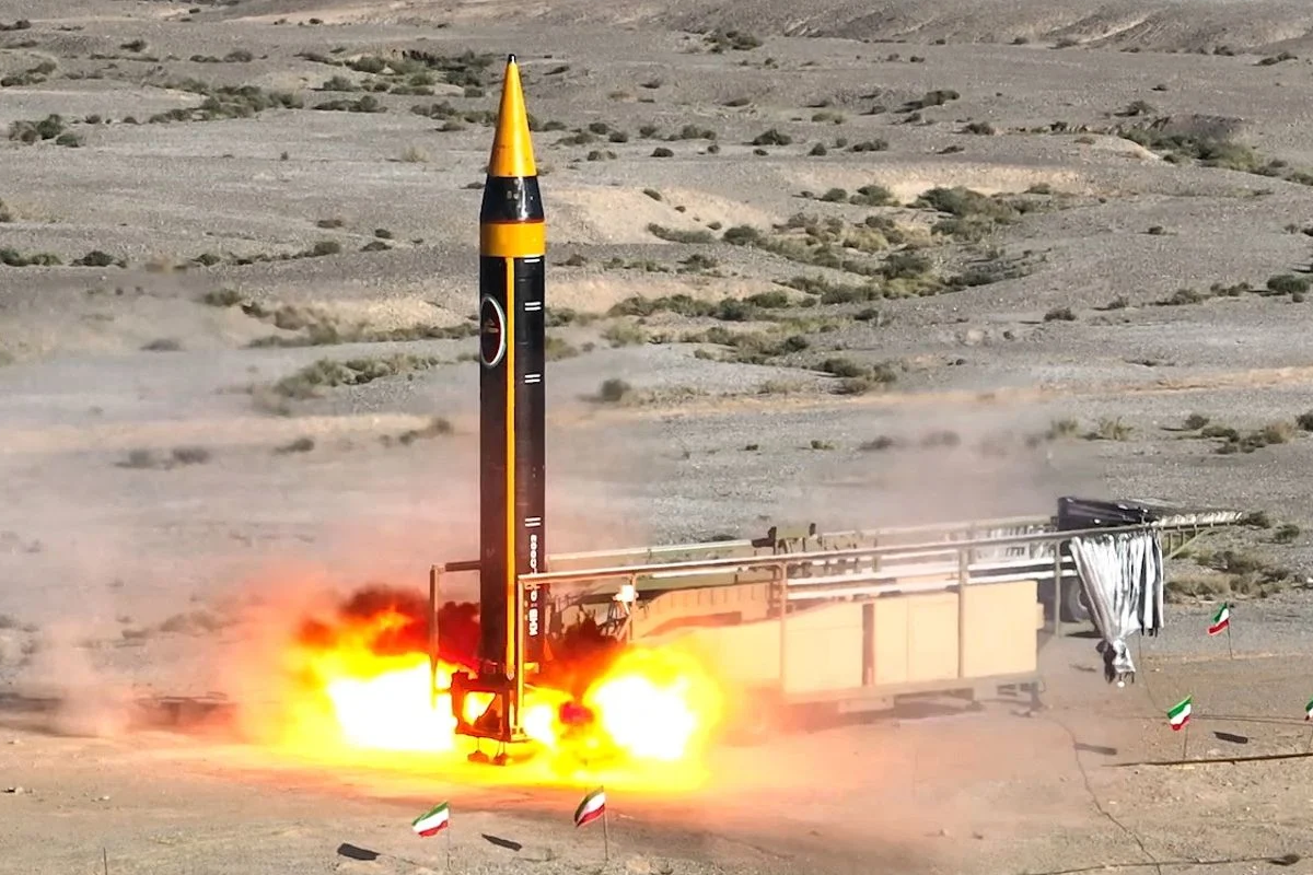 சர்வதேசத்தையே அச்சத்தில் தள்ளிய ஈரானின் அதிரடி நகர்வு.. இதுவரை வெளியில் காட்டாத பயங்கர ஏவுகணை! | Iran Fires 2 Ballistic Missiles Diego Garcia Base