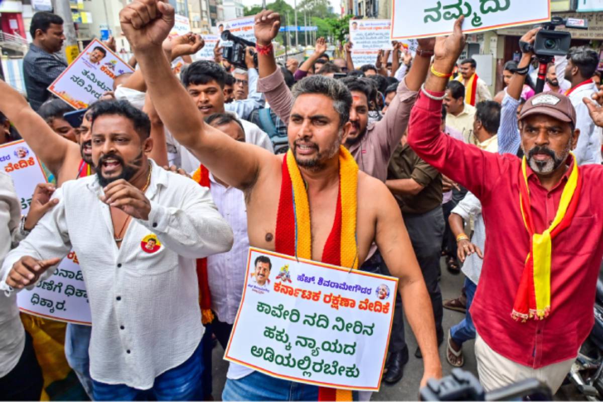 கிழித்தெறியப்பட்ட முதல்வர் விஜய் போஸ்டர் - கர்நாடகாவில் தீவிரமடையும் காவேரி போராட்டம் | Karnataka Protest Against Open Cauvery Water To Tn கிழித்தெறியப்பட்ட முதல்வர் விஜய் போஸ்டர் - கர்நாடகாவில் தீவிரமடையும் காவேரி போராட்டம் | Karnataka Protest Against Open Cauvery Water To Tn