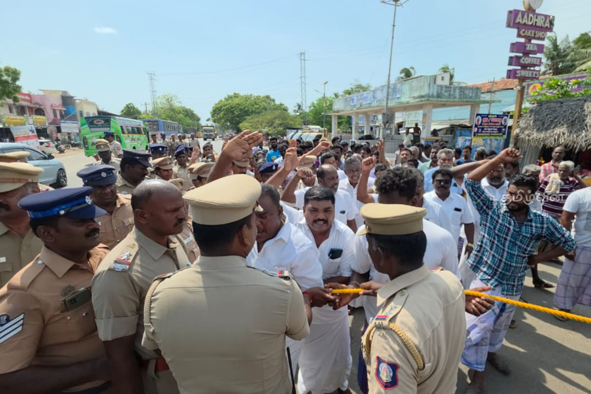 இலங்கை சிறையில் உள்ள கடற்றொழிலாளர்களை விடுவிக்க கோரி பாம்பன் பாலம் முன் போராட்டம் | Road Blockade In Front Of Pamban Bridge இலங்கை சிறையில் உள்ள கடற்றொழிலாளர்களை விடுவிக்க கோரி பாம்பன் பாலம் முன் போராட்டம் | Road Blockade In Front Of Pamban Bridge