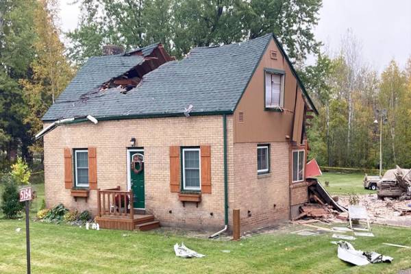 வீடு மீது விழுந்து நொருங்கிய விமானம் - 3 பேர் உயிரிழப்பு | Plane Crashes Into House 3 Dead