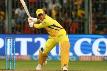 சிக்ஸர் அடித்து ஆட்டத்தை முடித்த தல தோனி...முதல் அணியாக பிளே ஆப் சென்ற சென்னை