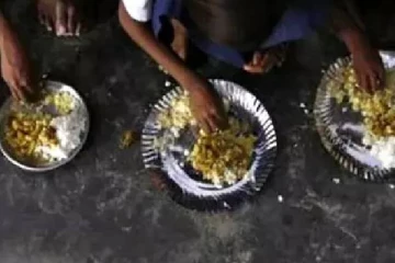 அரசு பள்ளியில் தலித் சிறுமி வழங்கிய உணவை தூக்கி எறிய சொன்ன  சமையல்காரர் கைது