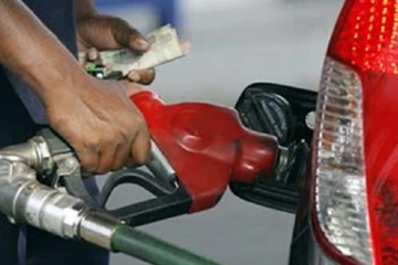 சடுதியாக குறைக்கப்பட்ட எரிபொருள் விலை