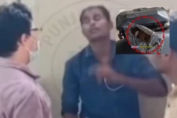 ராஜநாகம் என்னை இருமுறை கடித்தவுடன் செத்துவிட்டது! பாம்புடன் வந்து பகீர் கிளப்பிய நபர்... வீடியோ காட்சி