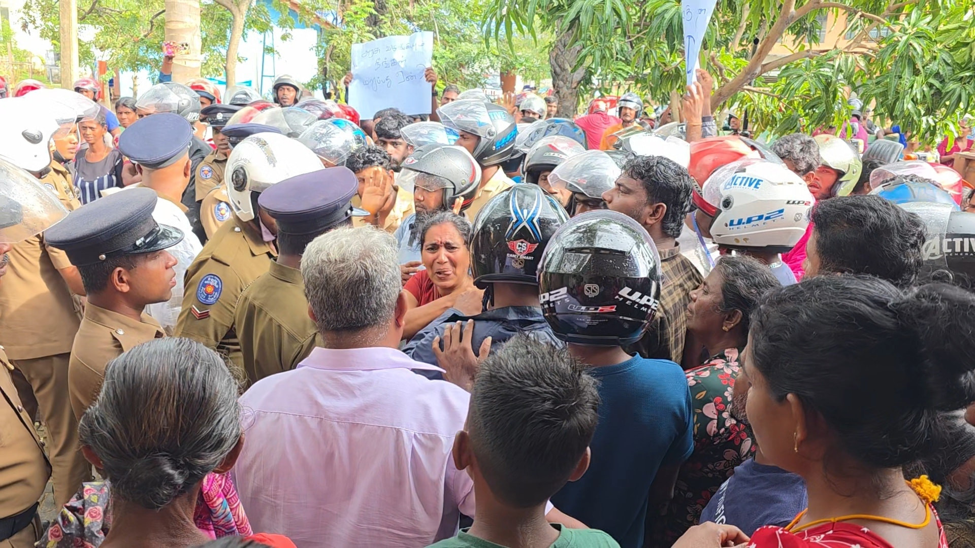 வெருகல் பிரதேச செயலாளரை இடமாற்றம் செய்யுங்கள்! நிவாரணம் கிடைக்காததால் வீதிக்கிறங்கிய பொதுமக்கள் 2 Gallery