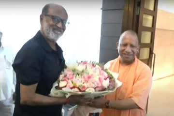 முதலமைச்சர் காலில் விழுந்த ரஜினி.. வைரலாகும் வீடியோ