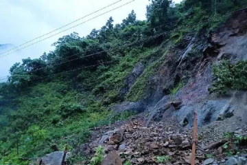 திடீரென்று ஏற்பட்ட நிலச்சரிவு... அடித்துச் செல்லப்பட்ட இரண்டு பயணிகள் பேருந்து: 60 பேர் மாயம்