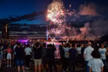 2022ஆம் ஆண்டு புத்தாண்டை மிக  கோலாகலமாக வரவேற்ற முதல் நாடு!