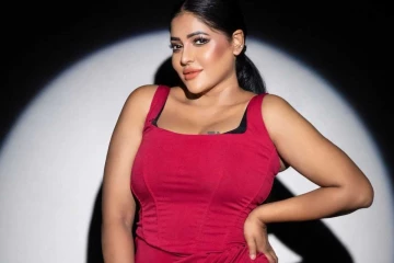 சிகப்புநிற ஆடையில் 41 வயதான நடிகை ரேஷ்மா பசுபுலடி..