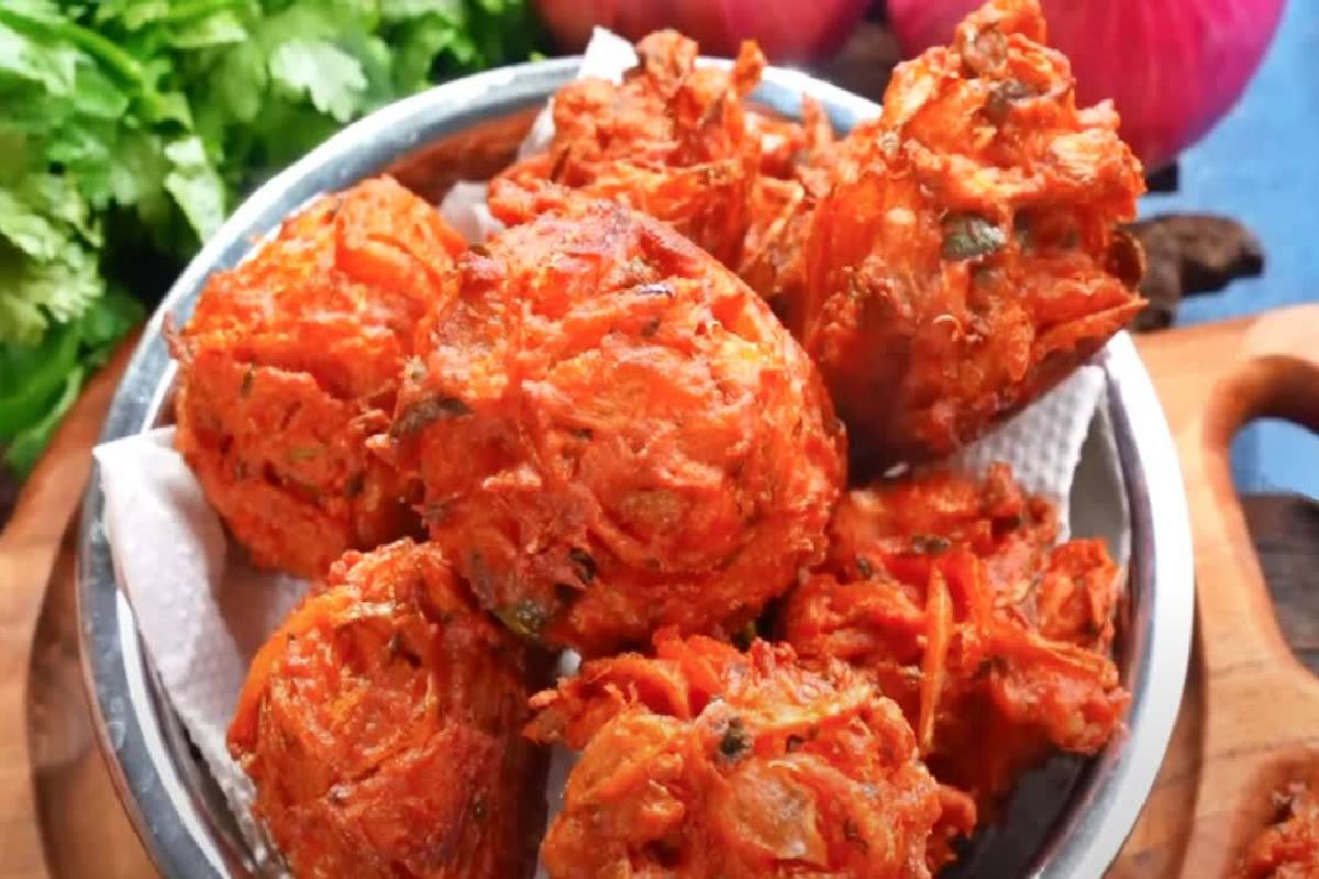 சுடச்சுட மொறு மொறு வெங்காய போண்டா – குழந்தைகளை குஷியாக்கும் எளிய ரெசிபி! | How To Make Crispy Onion Bonda At Home சுடச்சுட மொறு மொறு வெங்காய போண்டா – குழந்தைகளை குஷியாக்கும் எளிய ரெசிபி! | How To Make Crispy Onion Bonda At Home