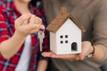 வீடு வாங்கினால் உங்கள் மனைவி இலவசம்: விளம்பரத்தினால் எழுந்த சர்ச்சை!