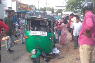 யாழில் முச்சக்கரவண்டி விபத்து: பெண் ஒருவர் காயம் (Photos)