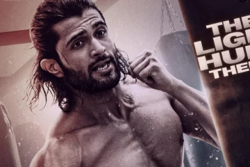 கலாய்த்த தியேட்டர் ஓனர்! அப்படியே காலில் விழுந்த விஜய் தேவரகொண்டா