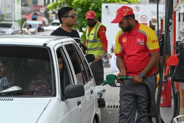 ඉතිහාසයේ වාර්තා වූ විශාලතම මිල වැඩි කිරීම - මැදපෙරදිග උණුසුම නිසා පාකිස්ථානය ඉන්ධන මිල 20%කින් ඉහළ දමයි