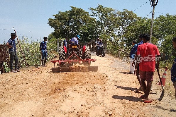 கிளிநொச்சியில் பாதையை புனரமைக்க ஒன்று திரண்ட இளைஞர்கள் | Youth Gathered Repair The Road In Kilinochchi