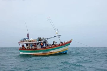 தமிழர் பகுதியில் சட்டவிரோத மீன்பிடியில் ஈடுபட்ட 25 மீனவர்கள் அதிரடி கைது!