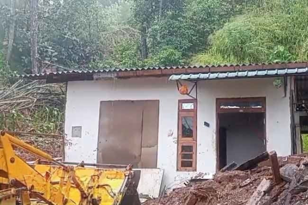 மண்சரிவில் சிக்கி ஒரே குடும்பத்தைச் சேர்ந்த மூவர் பலி | Three Members Of Same Family Die In Landslide மண்சரிவில் சிக்கி ஒரே குடும்பத்தைச் சேர்ந்த மூவர் பலி | Three Members Of Same Family Die In Landslide