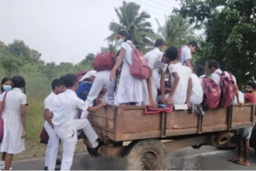 පාසල් සිසුන් පිරිසකට සිදුවූ දේ.(PHOTOS)