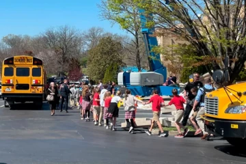 அமெரிக்க ஆரம்ப பாடசாலையொன்றில் நடந்த கொடூரம்: மூன்று குழந்தைகள் உட்பட ஆறு பேர் பலி