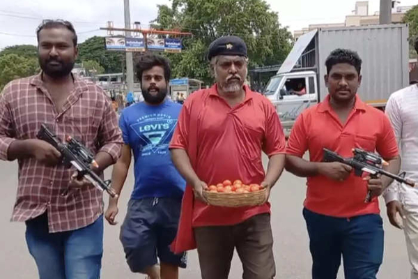 எகிறிய தக்காளி விலை ; துப்பாக்கியுடன் ஆட்சியர் அலுவலகத்திற்கு சென்ற நபரால் பரபரப்பு | Price Of Tomato Person Collector S Office Gun