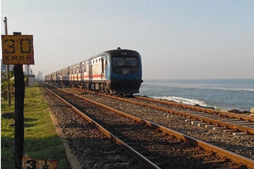 யுவதியை மோதித் தள்ளிய புகையிரம்