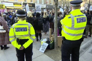 ஆடையை விலக்கி சோதனை: லண்டனில் பாடசாலை சிறுமிக்கு ஆதரவாக திரண்ட மக்கள்