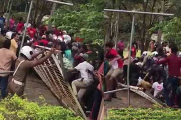 தம்புள்ளையில் கிரிக்கெட் ரசிகர்களால் ஏற்பட்ட பதற்ற நிலை! (Photos)