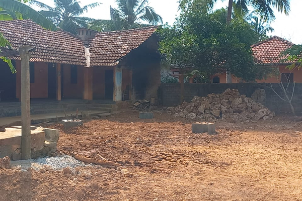 எமக்கு தொலைத்தொடர்பு கோபுரம் வேண்டாம்; யாழில் குழந்தைகளுடன் வீதிக்கு இறங்கிய மக்கள்! | We Don T Want A Telecom Tower Jaffna People