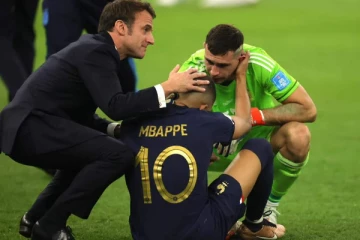 உலகக்கிண்ண கால்பந்தாட்ட போட்டி! கண் கலங்கிய வீரர்களுக்கு தோல்வியிலும் துணையாக நின்ற பிரான்ஸ் ஜனாதிபதி