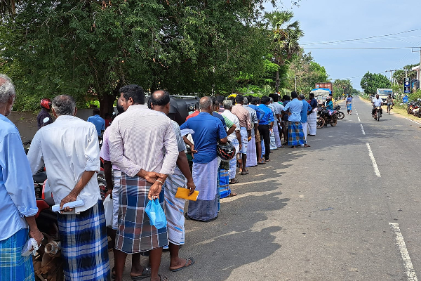 கொளுத்தும் வெயிலில் மக்களை வரிசையில் காக்கவைத்த அமைப்புக்கள்! | Organizations That Kept People In Line