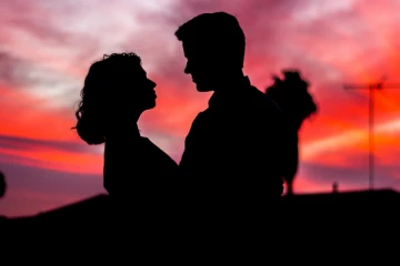 பள்ளி மாணவனுடன் ஓட்டம் பிடித்த ஆசிரியை - விசாரணையில் அதிர்ந்த போலீசார்!