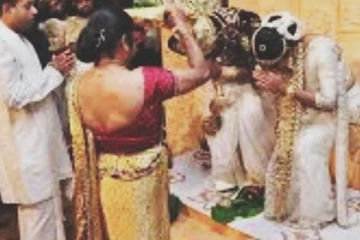 විවාහ මංගල්යයේ පෝරුවේදි මනමාලයා මනමාලිගෙ අම්මට රෙද්දක් දෙන්නෙ ඇයි කියලා ඔබ දැනගෙන හිටියද...? - කිරිකඩහේලයේ වගතුග