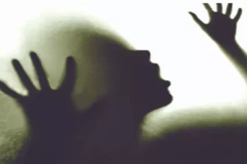 பாலியல் வன்கொடுமை..சிறுமி கர்ப்பம் - திருமணம் செய்து வைப்பதாக தீ வைத்த கொடூரம்!