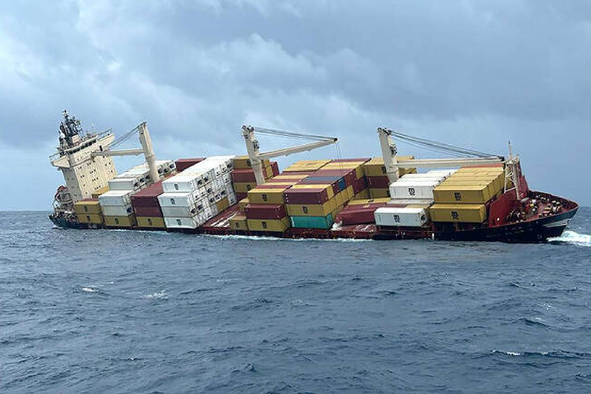 அரபிக் கடலில் தத்தளித்த கப்பல் ; 18 கடற்றொழிலாளர்களுக்கு நடந்தது என்ன | Ship Capsizes In The Arabian Sea The 18 Fishermen