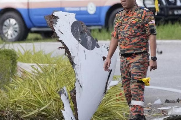 தரையிறங்குபோது விமானம் விழுந்து நொருங்கியதில் 10 பேர் பலி! | Ten People Were Killed When The Plane Crashed