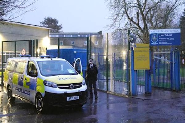 லண்டன் கத்திக்குத்து தாக்குதல் ; ஆபத்தான நிலையில் இரு சிறுவர்கள் | London Stabbing Attack Two Boys Critical Condition