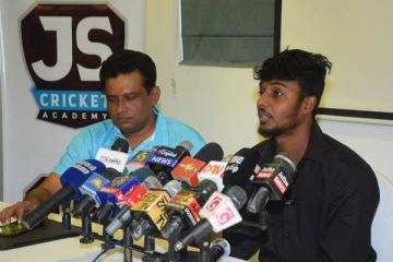 யாழ்ப்பாணத்தை சேர்ந்த வியாஸ்காந்த் ஐ.பி.எல் போட்டிக்கு தெரிவாகி ராஜஸ்தான் பயணம் (Photos)