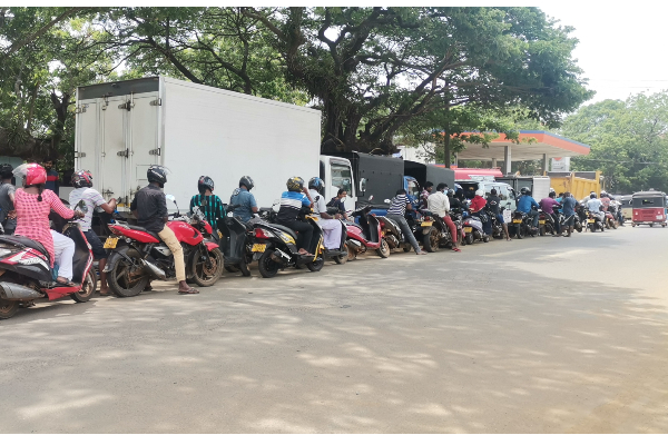 வவுனியாவில் எரிபொருளை பெற்றுக்கொள்ள நீண்ட வாகன வரிசை (Photos) | Long Queue To Get Fuel In Vavuniya