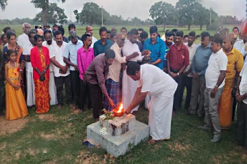 மாவீரர் துயிலுமில்லத்தில் அஞ்சலி செலுத்திய சிறீதரன்