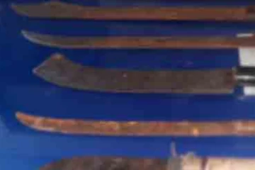 නිවසකින් මතු වූ අමුතු ආයුධ ගබඩාව - එහි වූ දේ..