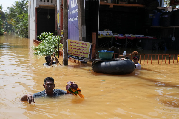 கொழும்பில் வெள்ளத்தால் அதிக பாதிப்புக்குள்ளான கொலன்னாவ! | Kolonnawa Worst Affected By Floods In Colombo கொழும்பில் வெள்ளத்தால் அதிக பாதிப்புக்குள்ளான கொலன்னாவ! | Kolonnawa Worst Affected By Floods In Colombo