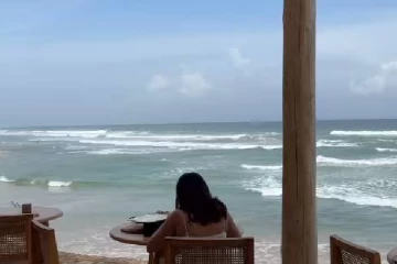 பீச்சில் காத்து வாங்கும் 20 வயதான நடிகை அனிகா!! ரீசெண்ட் பீச் ரீல்ஸ்..